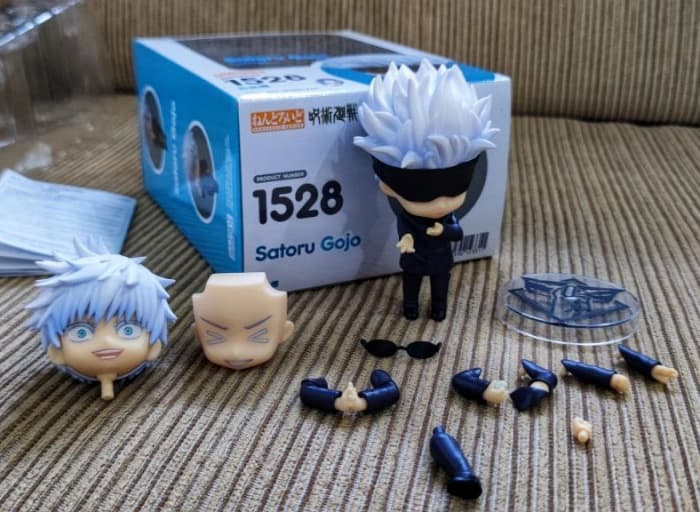 Satoru Gojo Nendoroid Inside Box